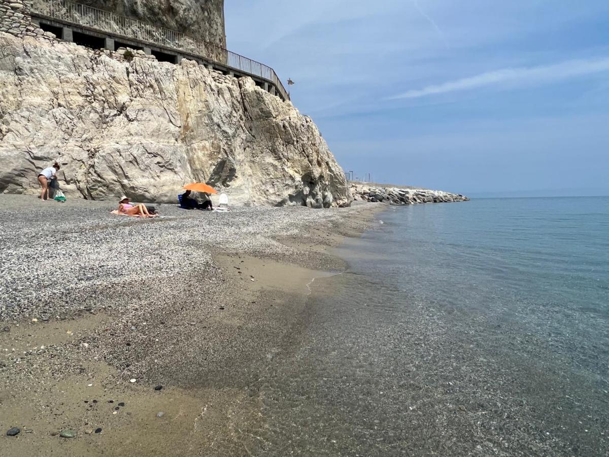 Apartamento Al 37 Vista Mare E Colline Finale Ligure Exterior foto